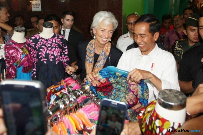 Presiden Joko Widodo (Jokowi) bersama Managing Director International Monetary Fund (IMF) Christine Lagarde mengunjungi Blok A Pasar Tanah Abang, Jakarta Pusat, beberapa waktu lalu - Image