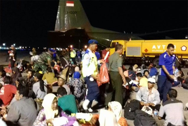 PENGUNGSI: 175 pengungsi dari Palu tiba di terminal 2 bandara internasional Juanda, Rabu (3/10) sekitar pukul 19.50 WIB. - Image