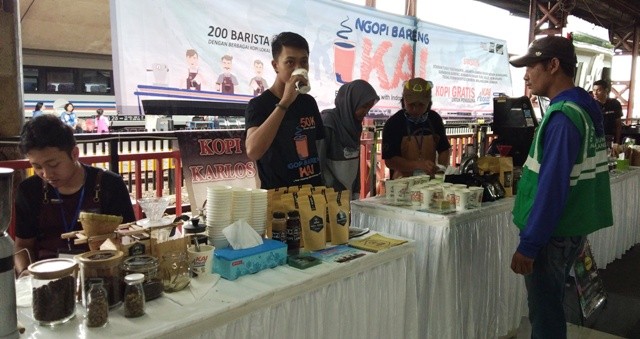 NGOPI GRATIS: Penumpang kereta di Stasiun Kota Baru Malang mendapatkan kopi gratis selama dua hari, yakni tanggal 30-31 Januari. - Image