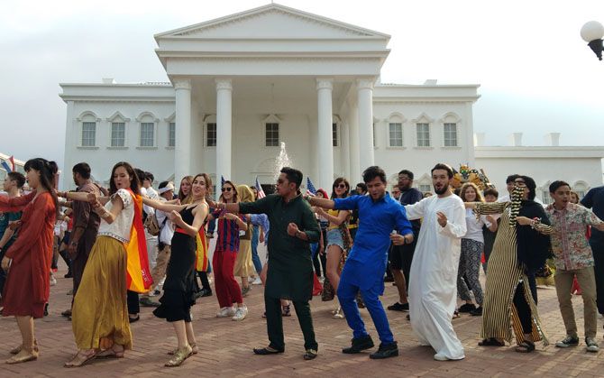 FLASHMOB: Para mahasiswa asing melakukan flashmob di depan Gedung Putih yang ada di dalam area The Legend Stars Park, Sabtu (28/7). - Image