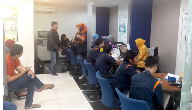 BLOKIR: Sejumlah nasabah mendatangi Bank Mandiri KCP Surabaya Graha Pena, Senin (19/3) siang untuk mengurus pemblokiran saldo - Image