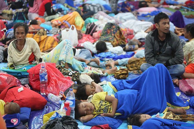 TSUNAMI: Sejumlah pengungsi korban tsunami Selat Sunda sedang beristirahat - Image