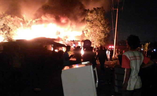 KEBAKARAN: Api nampak membesar menghanguskan puluhan rumah semi permanen di Jalan Gedebage RT 04/05 Kelurahan Cisaranteun Kidul, Gedebage, Kota Bandung, Sabtu (2/6) malam. - Image