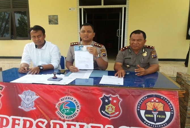 Kapolres Arosuka Solok AKBP Ferry Irawan didampingi Wakapolres Kompol El Lase dan Kasar Reskrim AKP Doni Arianto memperlihatkan BB berupa surat karantina dan uang hasil pungli yang diamankan petugas di Mapolres Arosuka Solok, Senin (29/1). - Image