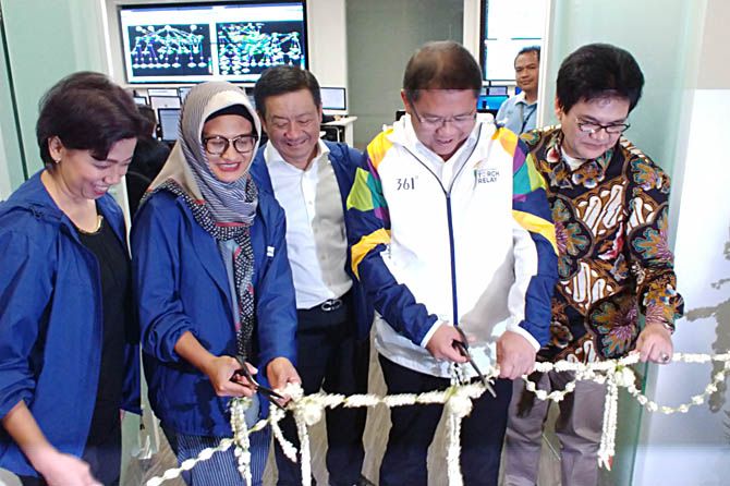 Presiden Direktur XL Axiata Dian Siswarini (kedua kiri) bersama Menkominfo Rudiantara (kedua kanan) di acara peresmian pusat komando baru XL di Jakarta, Rabu (15/8) malam. - Image