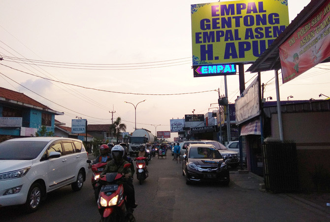 Lahan parkir yang sempit sementara mobil pengunjung yang padat di sentra kuliner di Jalan Pantura Plered-Tengahtani berpotensi picu kemacetan, Minggu (3/6). - Image