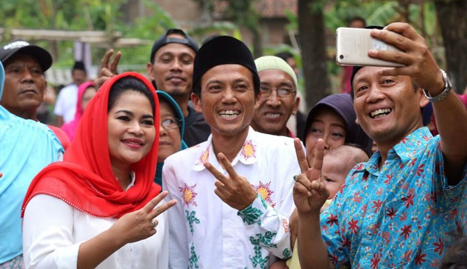 Puti Guntur Soekarno berswafoto dengan beberapa warga Jombang, Jumat (13/4) - Image