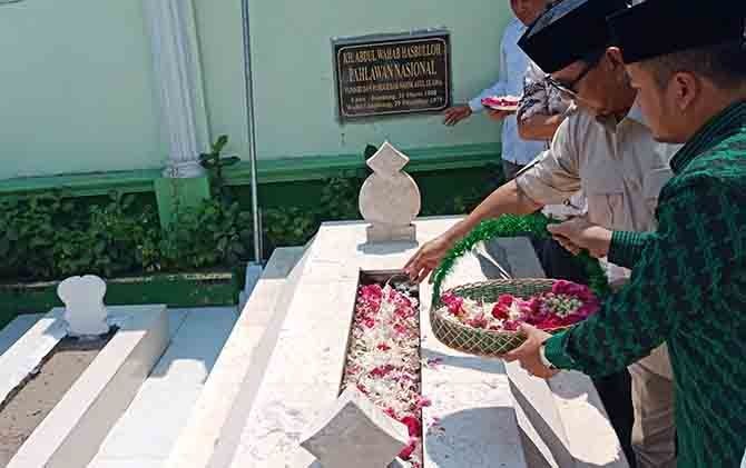 Prabowo Subianto melakukan tabur bunga di makam KH. Wahab Chasbullah, Kamis (6/9). - Image