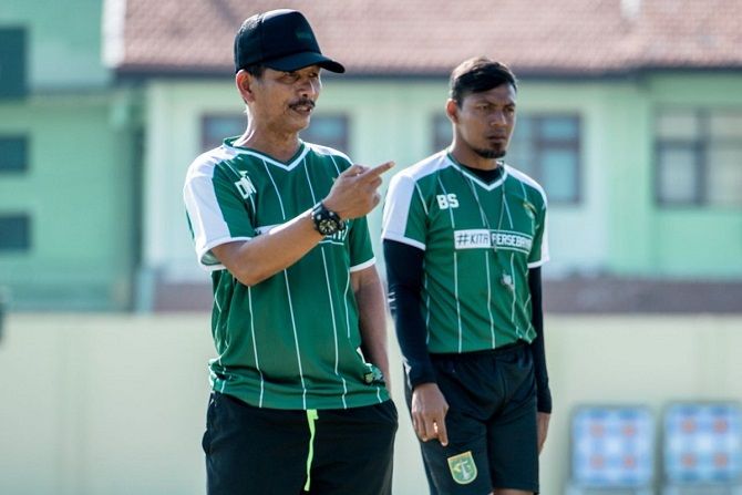 Djanur mengapresiasi kinerja barisan belakang Persebaya yang makin solid. - Image