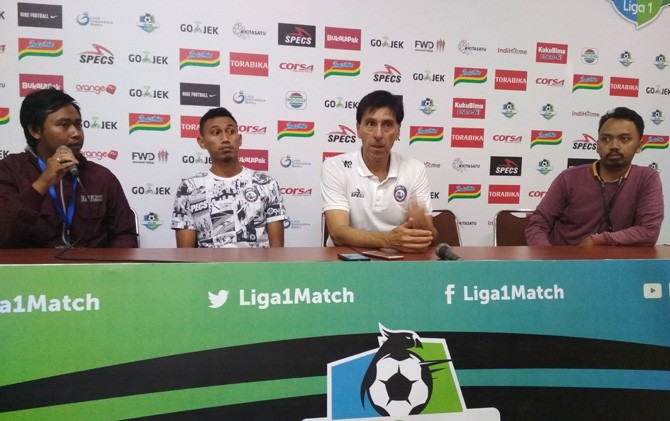 Milan Petrovic mengungkapkan bahwa dirinya akan tetap melakukan evaluasi meski Arema FC menang telak - Image