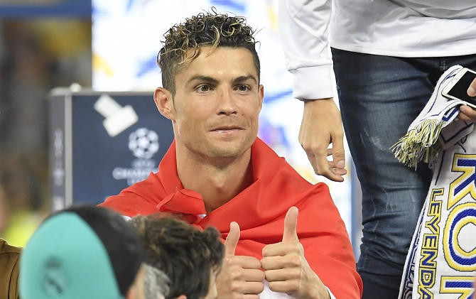 Cristiano Ronaldo isyaratkan akan tetap bertahan di Real Madrid. - Image