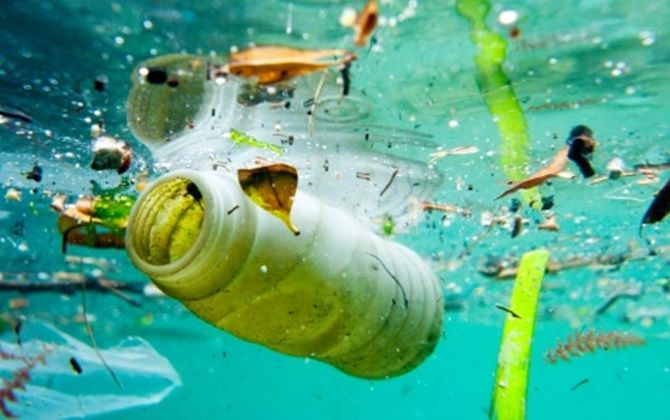 Limbah plastik di laut. - Image