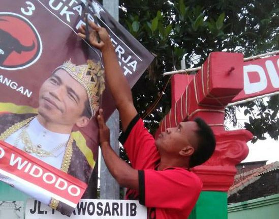 DICOPOTI: Poster bergambar Jokowi berbusana raja terpasang di salah satu sudut daerah di Jateng baru-baru ini. (dok. Istimewa) - Image