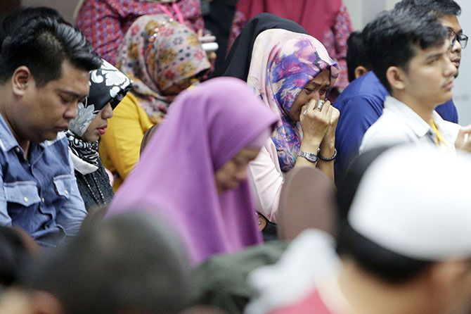 Keluarga korban jatuhnya pesawat Lion Air JT 610 menangis saat berlangsungnya sesi konferensi pers di Jakarta, Senin (5/11). Dalam kesempatan itu sejumlah pihak terkait memaparkan perkembangan proses evakuasi korban dan pesawat Lion Air JT 610. - Image