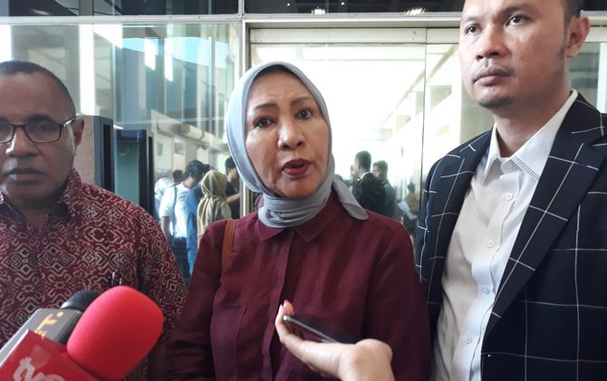 Ratna Sarumpaet saat diwawancarai awak media di gedung DPR, beberapa waktu lalu - Image