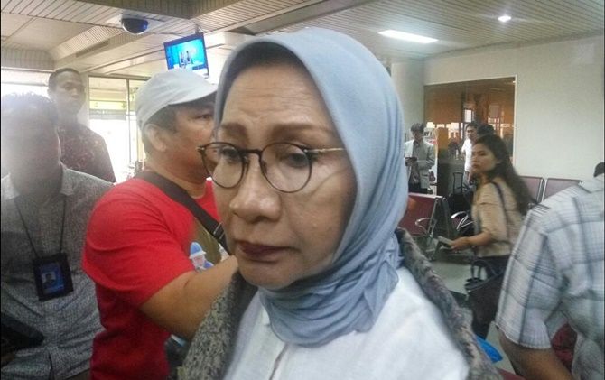 Ratna Sarumpaet sesaat sebelum meninggalkan Bandara Hang Nadim Batam. - Image