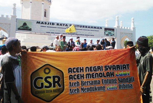 Ratusan masa berdemo di depan Masjid Raya Baiturahman, Banda Aceh, Aceh. - Image