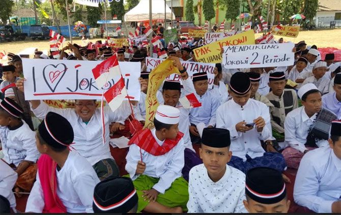 PILPRES: Ratusan santri di Kabupaten Malang, tumpah ruah di Lapangan Desa Talangsuko, Kecamatan Turen, Kabupaten Malang, Rabu (1/8). - Image
