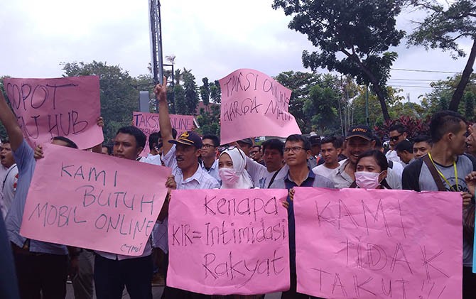 ratusan sopir taksi online menggelar aksi demonstrasi di depan kantor DPRD Riau, Senin (5/2) pagi. - Image