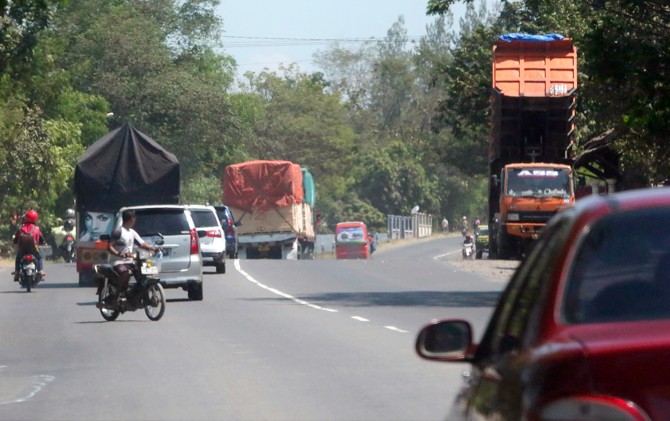 Kondisi jalan nasional Probolinggo-Pasuruan yang bagus menggoda pengendara untuk memacu kendaraan lebih kencang. - Image