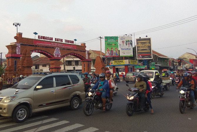 Kawasan Batik Trusmi di jalan arteri Pantura Cirebon dianggap jalur rawan kemacetan, Minggu (3/6). - Image