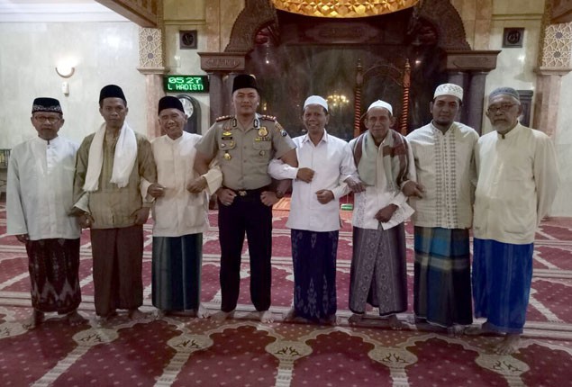 SAMBANG MASJID: Polres Malang Kota mengunjungi Masjid Noor di kawasan Kidul Pasar, Kota Malang untuk mensosialisasikan terkait isu penyerangan oleh orang gila. - Image