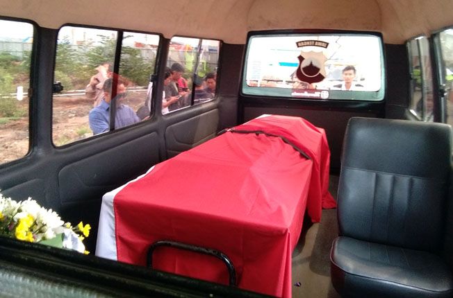 LION AIR: Peti jenazah AKBP Mito terbaring di dalam ambulance Polda Jateng, Bandara Ahmad Yani, Semarang, Selasa (6/11). - Image