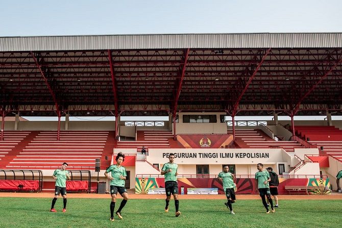 Para pemain Persebaya ketika melakoni latihan di Stadion PTIK. - Image