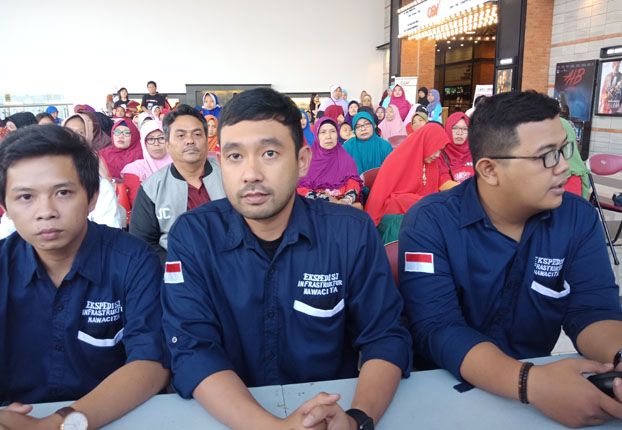 Kordinator daerah Jokowi Centre Jawa Timur, Reza Andrean (tengah) di Hall CGV Cinemas, BG, Junction, Surabaya, Minggu, (5/8) - Image
