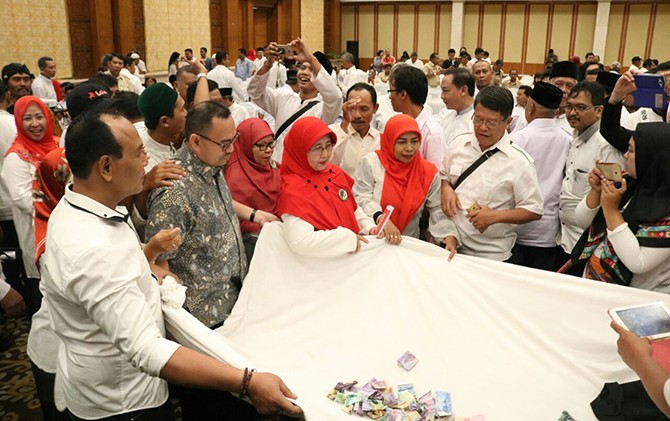 Deklarasi dan saweran lintas komunitas relawan independen bertajuk Sinergitas Gerak Langkah di Hotel Patrajasa, Semarang, Minggu (8/4). - Image
