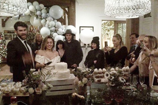 Suasana pernikahan Miley Cyrus dan Liam Hemsworth. - Image