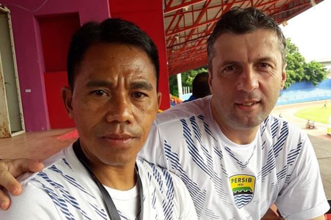 Sesuai prediksi, Miljan Radovic (kanan) akhirnya resmi gantikan Mario Gomez. - Image