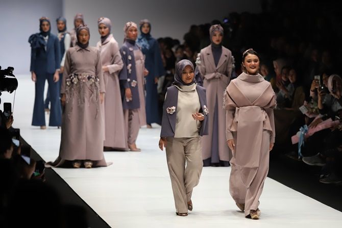 Desainer Restu Anggraini atau ETU menciptakan jilbab dengan teknologi terbaru yaitu Aeresist atau anti air di JFW 2019. - Image
