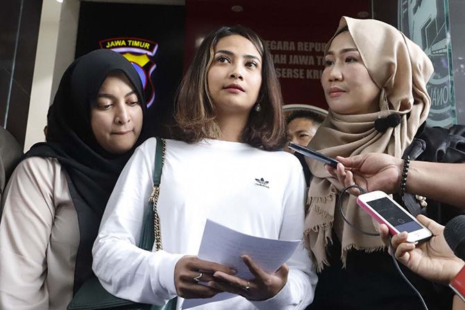 Vanessa Angel didampingi Jane Shalimar usai menjalani pemeriksaan di Gedung Ditreskrimsus Polda Jatim pada sabtu malam lalu. - Image