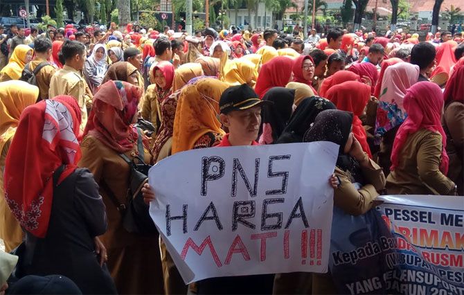 UNJUK RASA: Ribuan guru honorer se kabupaten/kota se Sumbar menggelar aksi demonstrasi di halaman Gubernur Sumbar, Senin (24/9) - Image