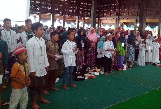 BANTUAN: Ribuan santri dan pendidik yang mendapatkan santunan dari BMH Jatim Gerai Malang, Minggu (25/11). - Image