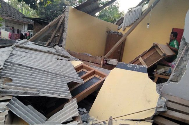 RUMAH RUSAK: Jumlah korban meninggal dunia bertambah, pascagempa bumi yang mengguncang wilayah Lombok, Minggu (29/7). - Image