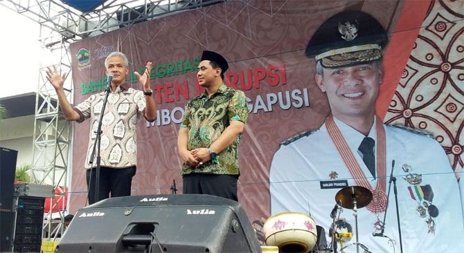 Gubernur dan Wakil Gubernur Jawa Tengah Ganjar-Yasin membuka acara tasyakuran di Komplek Halaman Depan Gubernuran, Semarang, Jumat (7/9). - Image