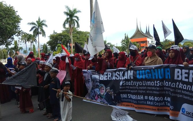 Aksi solidaritas terhadap Muslim Uighur di Xinjiang, Tiongkok di Sumatera Barat (Sumbar). Aksi dari gabungan berbagai ormas tersebut, merupakan bentuk protes terhadap pemerintah Republik Rakyat China (RRC), Jumat (21/12). - Image