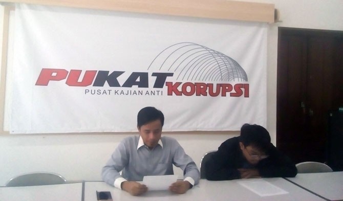 Peneliti dari Pukat UGM, Zaenur Rahman (kiri). Mereka menilai putusan praperadilan Hakim Effendi Muchtar tak bisa jadi dasar penetapan tersangka Boediono. - Image