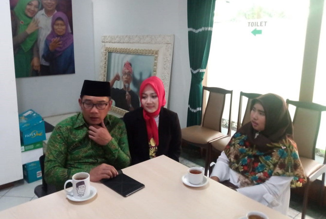 Calon Gubernur Jawa Barat, Ridwan Kamil mengundang guru SD Islam Terpadu Bekasi, Rabiatul Adawiya ke Bandung. - Image