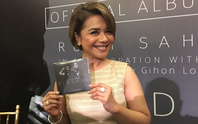 Ruth Sahanaya di kawasan TB Simatupang, Jakarta Selatan, Minggu (11/2). - Image
