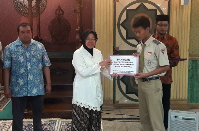 Wali Kota Surabaya Tri Rismaharini saat memberikan bantuan simbolis dari donatur Masjid Muhajirin kepada para siswa kurang mampu, Rabu (7/3) - Image