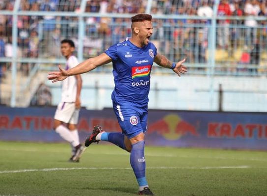 Robert Lima mencetak dua gol saat Arema FC menang 4-1 atas Persita, Sabtu (26/1) - Image