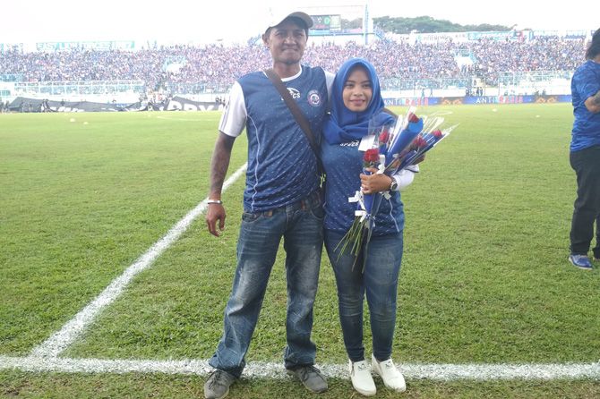 Tuwek (kiri) melamar Mufida satu jam sebelum kick-off pertandingan Arema FC lawan Persebaya Surabaya di Stadion Kanjuruhan, Sabtu (6/10) - Image