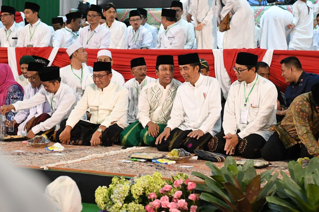 Presiden Jokowi saat berbincang dengan M Romahurmuziy - Image