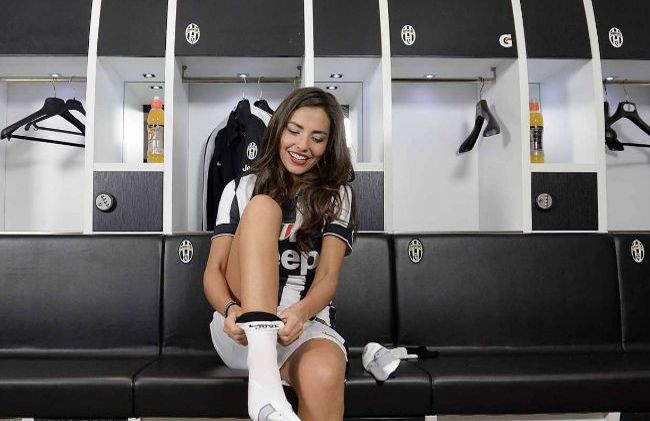 Jurnalis cantik bernama Laura Barriales belakangan jadi buah bibir usai berjanji akan tampil siaran tanpa busana andai Cristiano Ronaldo resmi ke Juventus. - Image