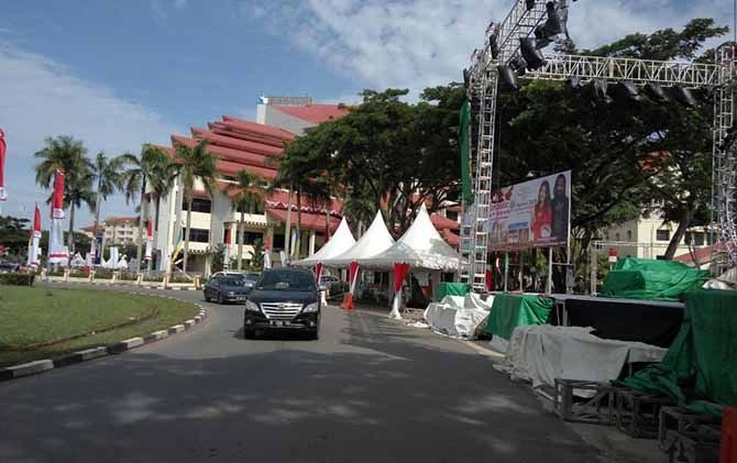Panggung Funtastic Ragam Indonesia di depan gedung BP Batam, Batam Centre. - Image