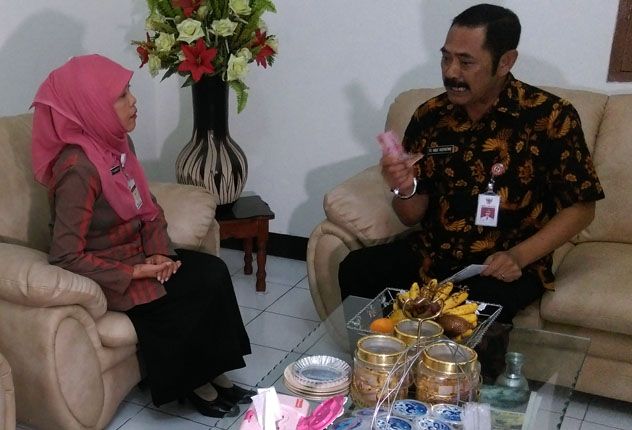 MELUNASI TUNGGAKAN: Wali Kota Solo F.X. Hadi Rudyatmo (kanan) menemui Kepala SMKN 6 Solo Ties Setyaningsih untuk melunasi tunggakan siswa, Jumat (21/9). - Image