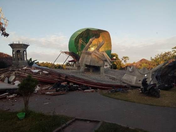 Ilustrasi masjid runtuh saat gempa Lombok, NTB. - Image